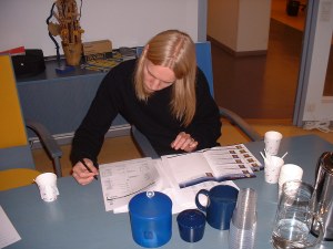 Maukka valmistautuu kahvihuoneessa ennen ottelun alkua