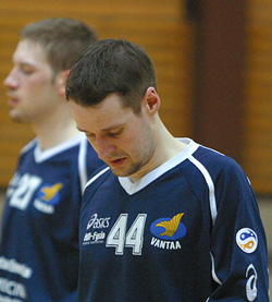 Jussi Lindholm (vas) ja Olli Aalto yrittävät käsittää, mitä tapahtui.
