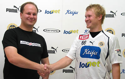Ray Backman ja Renny Niemi ly�v�t k�tt� p��lle
