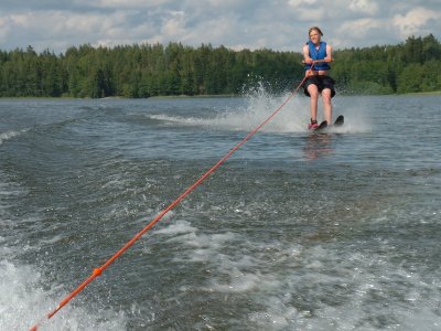 Juhannuksenviettäjä vesihiihtämässä