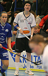 Sy�tt�j� Jenni Nikkanen katsoo, kuinka Katriina Saarinen tekee maalin